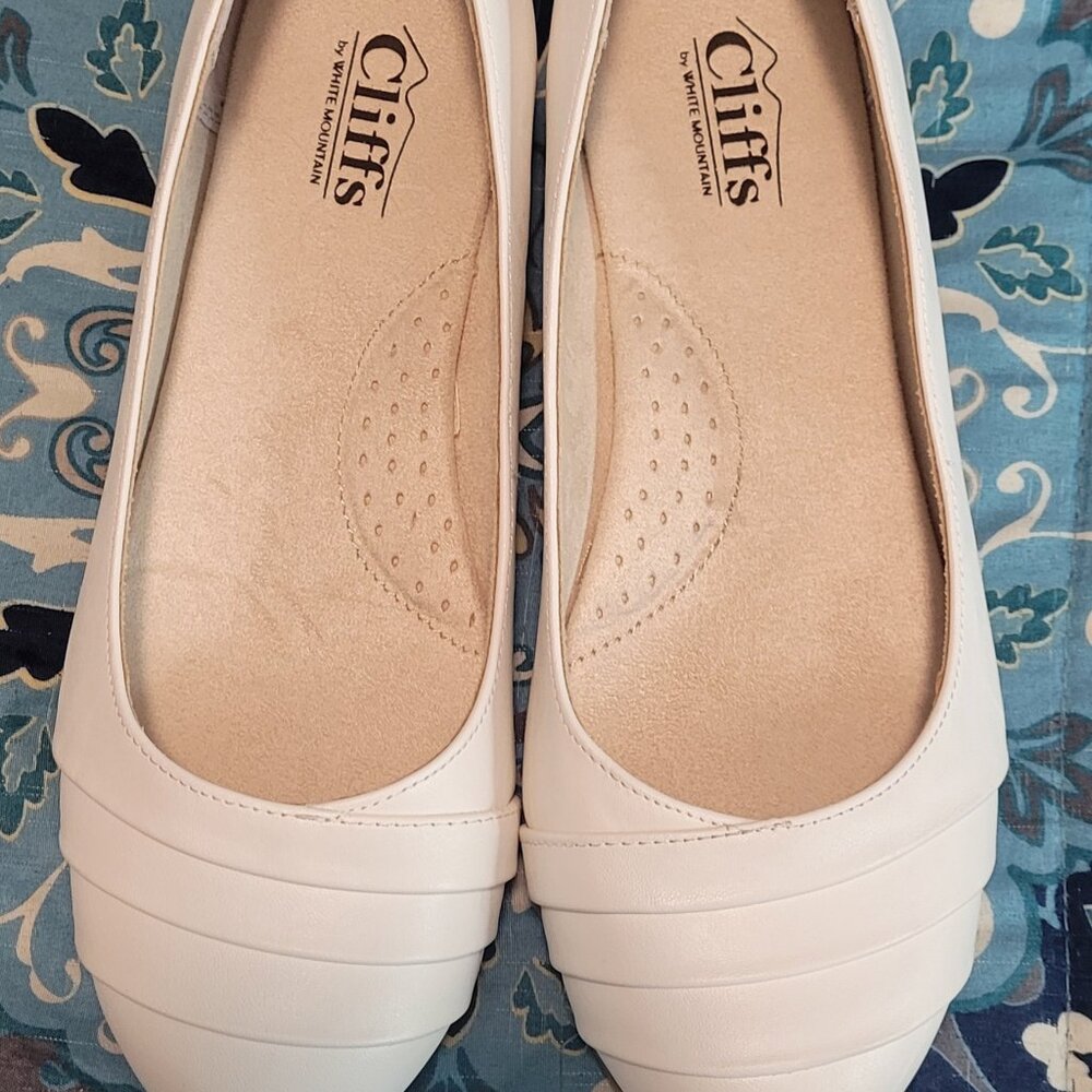 Brand NEW! Womens Cliffs by WHITE MOUNTAIN Ballet Flats, Size 8W (White)